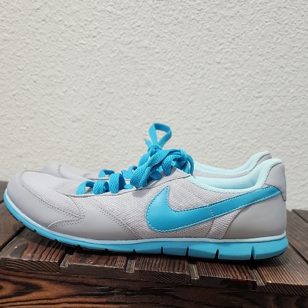 Nike Light Gray and Aqua Sneakers Size 7